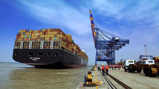 Exports contract 2.84% in November; trade deficit shrinks