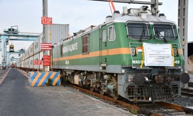 Gateway Distriparks Launches Weekly Import Block Train Service from Pipavav to North India ICDs