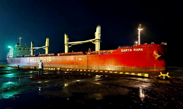 V DARYA RAMA Berths at Deendayal Port with Over 43,900 MT of New Zealand Pine Logs