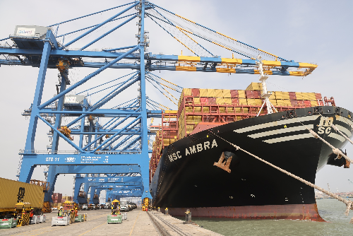 Adani Ports Mundra Sets New National Record by Handling 21,085 TEUs on Single Vessel