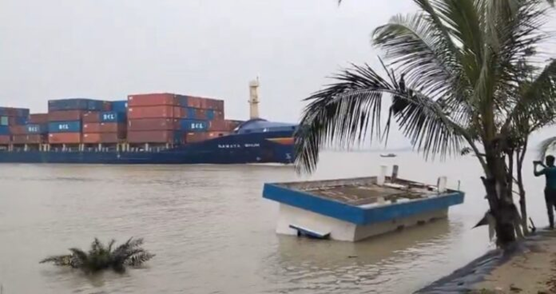 Singapore-flagged container ship ‘NawataBhum’ collides near Diamond Harbour