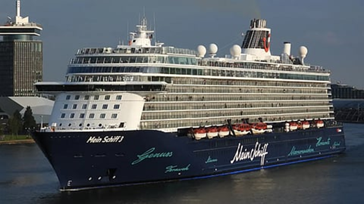 Cruise ship collides with two container vessels in Bremerhaven
